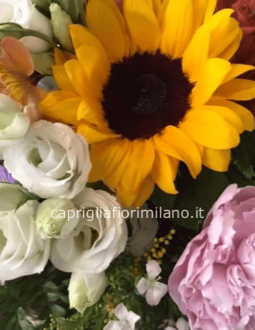 Mazzo alto classico con fiori di stagione