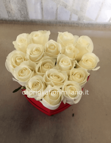 Flower box cuore di rose bianche